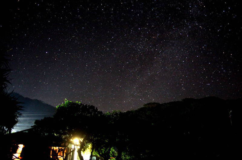 暮らしている家から庭へ出ると満天の星空